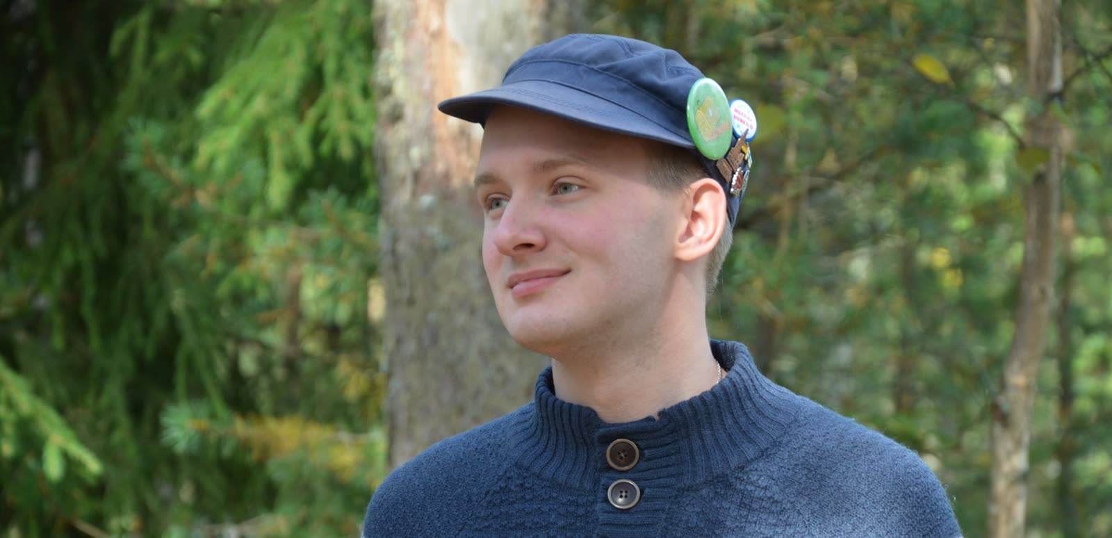 Santeri Leinonen metsässä lippalakki päässään